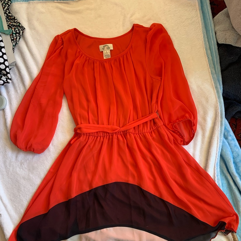 worn in the office label says it’s a large but it fits much more like a medium.